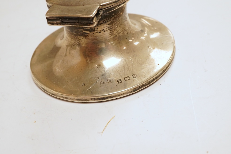 A late Victorian silver small cruet stand, with three mounted glass bottles, all Hukin & Heath, Birmingham, 1897, one associated bottle London, 1891, diameter 10.9cm, together with three assorted silver napkin rings, a s